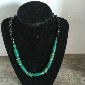Vtg green  and black beaded necklace